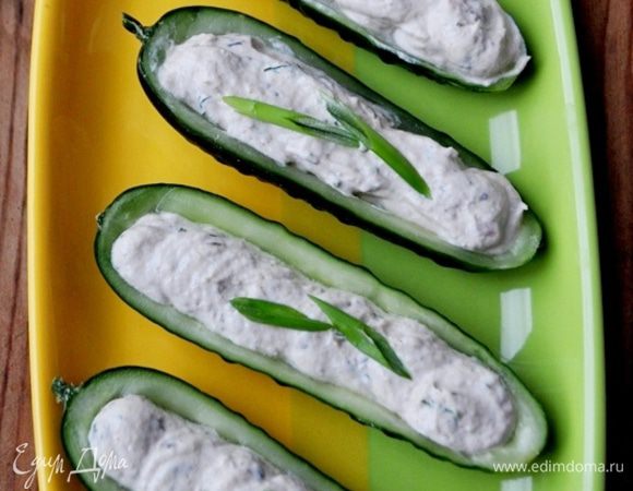 Огуречные "лодочки" обсушить.

При помощи кондитерского мешка наполнить "лодочки" кремом.

При подаче украсить зеленью.

Приятного аппетита!