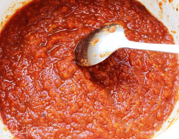 Яблоко очистить и натереть на мелкой терке. В сотейник насыпать сахар, выжать сок из половины лимона, добавить томаты и яблочное пюре, всыпать специи, добавить табаско и масло. Все перемешать и хорошо прогреть. Не кипятить!!!