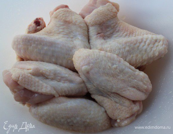 Крылья помыть, удалить первую фалангу, разрезать на 2 части.