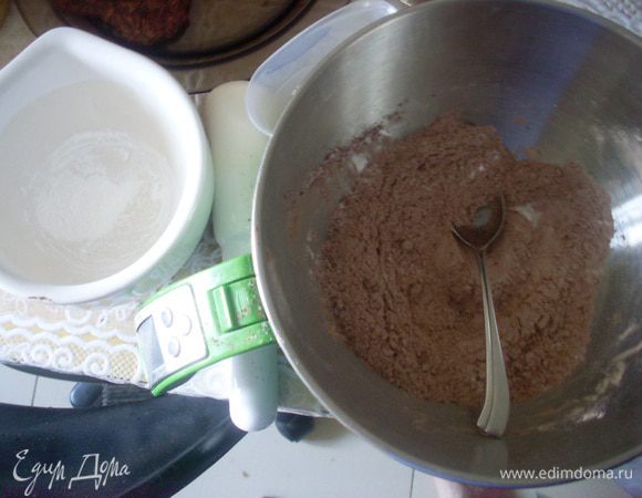 Поставить в морозильную камеру охлаждаться силиконовую формочку для мадлен. Растолочь сахарозаменитель (у меня стевия) в пудру. Смешать стевию, 2 чайные ложки с горкой какао и три столовые ложки с горкой сухого молока.
Сварить агар-агар с водой - кипятить 2 минуты. Добавить к сухой смеси. У меня получилось густо и я добавляла в смесь еще теплой воды по одной ложке (где-то 4 ложки) до консистенции сметаны.