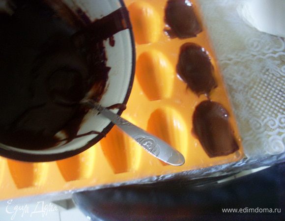 Намазать в формочке какао-массой. У меня хватило на 15 форм. Делать надо быстро, агар схватывается моментально. Охладить.