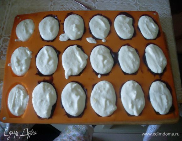 Смолоть в блендере творог с кефиром, сахарозаменителем, фруктозой и лимонной цедрой. Сварить агар-агар с водой (кипятить 2 минуты). К агару очень быстро добавить творожную смесь и перемешать.
Выложить начинку в формочки - ее как раз на все хватило. Сложить в морозилку на 15 минут.