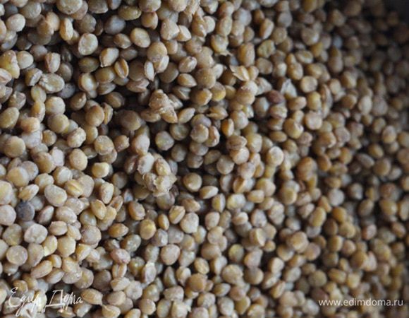 Перебрать, помыть и отварить в течение 20 минут чечевицу,затем слить воду, сцедить через дуршлаг.