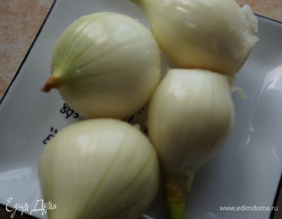 Почистить лук,