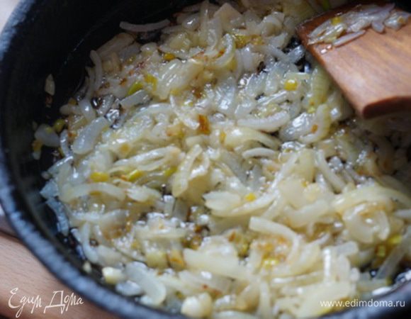 Мелко порезать и пассеровать до прозрачного цвета.