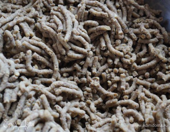 Чечевицу пропустить через мясорубку,