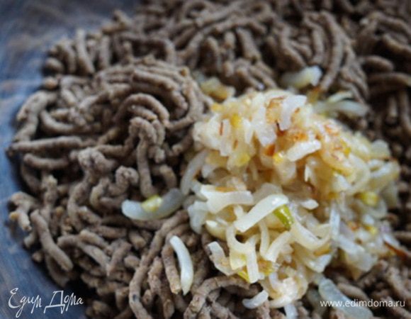 Посолить, поперчить и соединить с луком. Для тех,  кто не придерживается поста, можно добавить еще яйцо и картофель сырой тертый. 