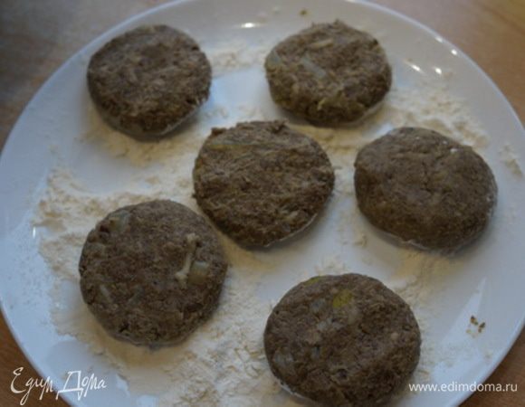 Формируем котлетки, обваливаем в муке.