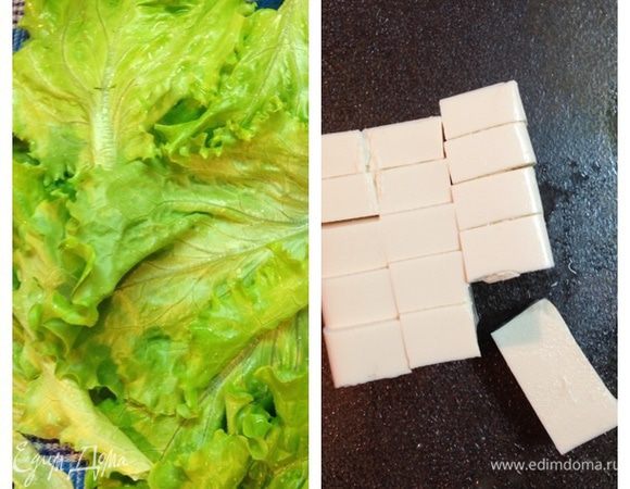 Листья салата промыть и обсушить. Тофу нарезать брусочками.