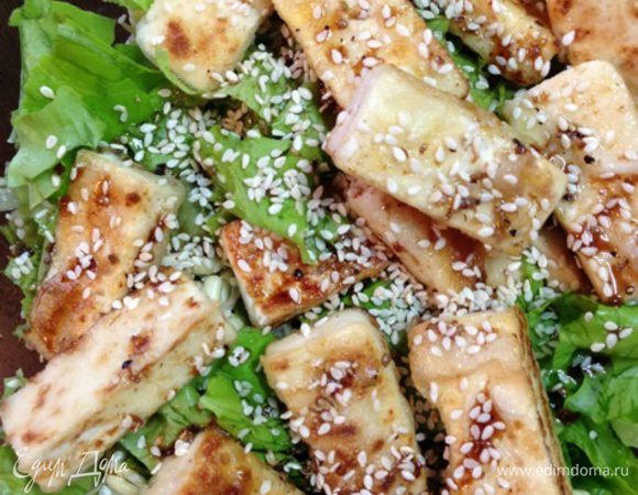 Соединить ростки маша, сыр тофу, салатные листья, полить соусом, посыпать кунжутом и перемешать.