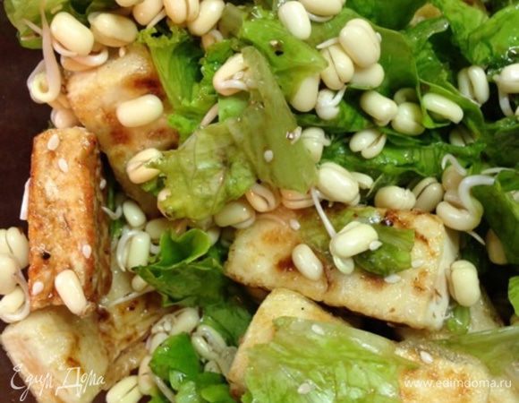 Получается очень легкий, диетический, вкусный и полезный салатик. 