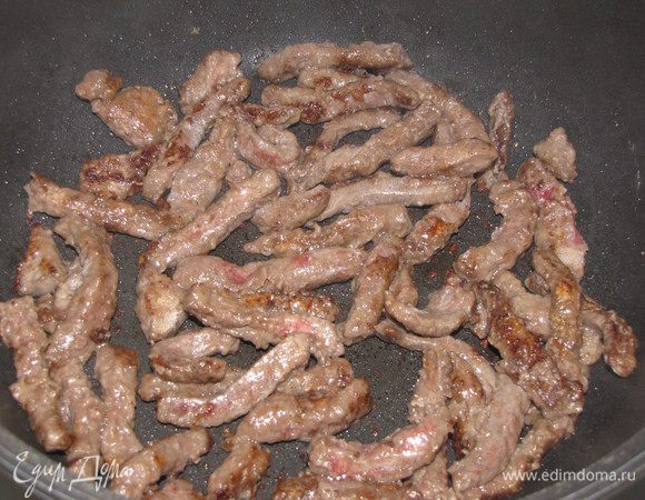 Разогреть в сковороде с толстым дном половину сливочного и оливкового масла. Порциями обжаривать мясо до румяной корочки. Выложить готовое мясо на тарелку.