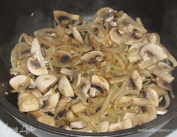 Добавить нарезанные ломтиками грибы и готовить еще 5 минут.