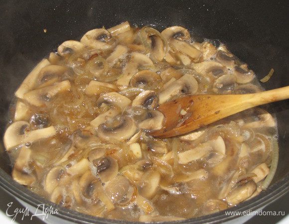 Влить вино и дать ему немного выпариться.