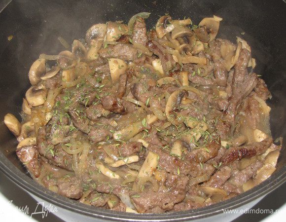 Положить мясо и тонко нарезанные листья шалфея ( я заменила тимьяном). Перемешать и готовить 5 минут.