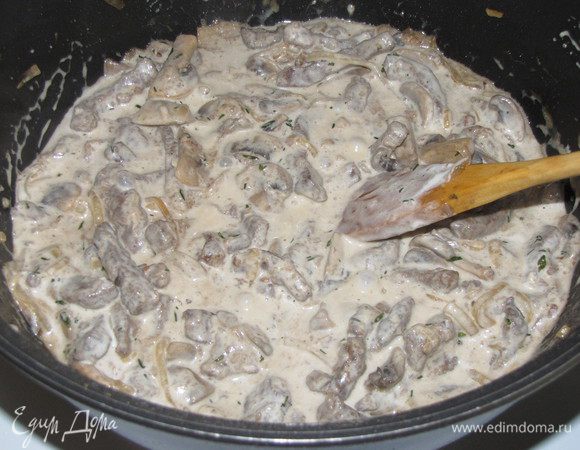 Влить сливки, довести до кипения и томить 5 минут. Попробовать на соль и, если нужно, еще посолить и поперчить.