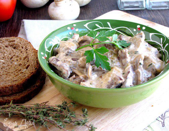 Рагу из телятины готово. Выкладываем на тарелки и подаем с гарниром или без, но обязательно с черным хлебушком.))) Приятного аппетита!