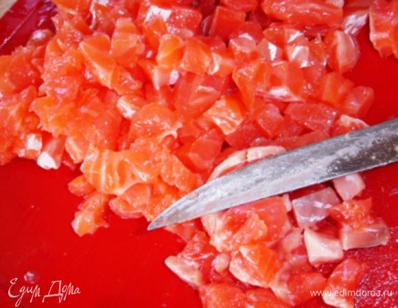 Красную рыбу (у меня была форель слабосоленая к пиву) необходимо отделить от кожи и порезать кубиками.