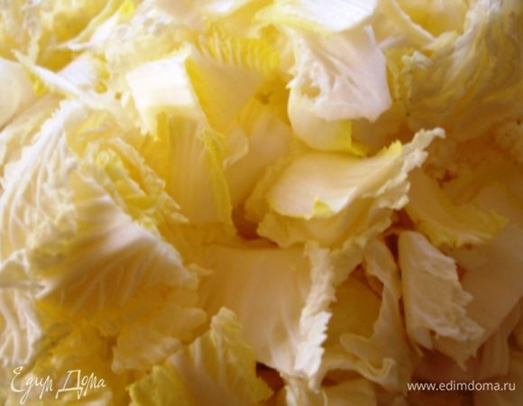 Пекинскую капусту порезать не очень мелко, вырезав невкусные уплотнения в листах. У меня был совсем небольшой вилок.