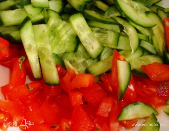2 огурца и 1 помидор помыть и порезать: огурцы - соломкой, а помидор - кубиками.