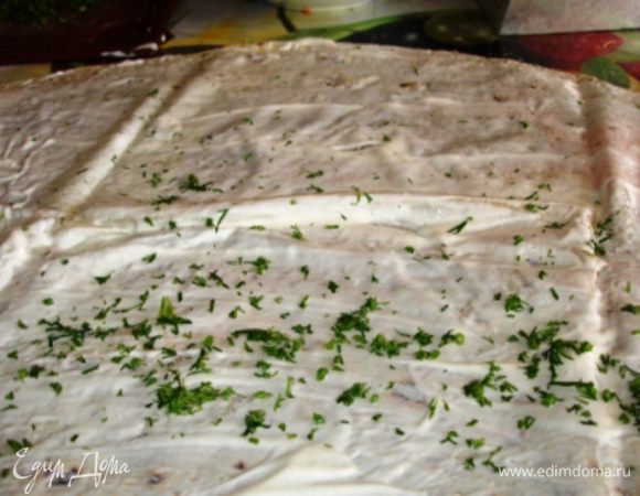 Посыпаем укропом одну половину.