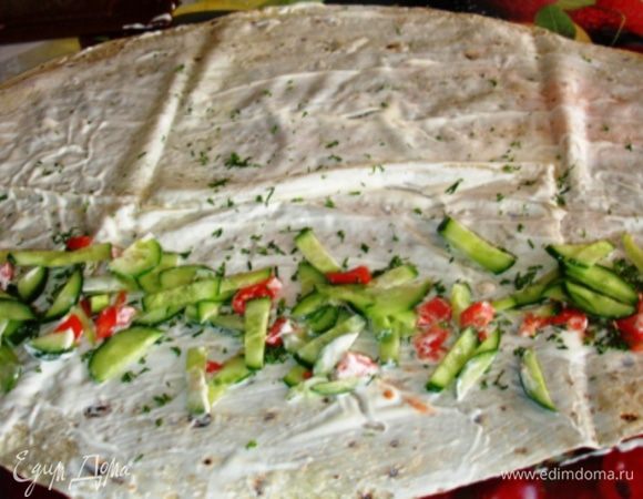 Выкладываем на половинку лаваша немного помидорчиков и огурчиков. У меня их было не так уж много - поэтому сэкономила)))