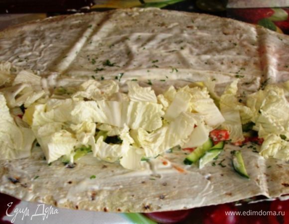 Добавляем пекинской капусты (я ее люблю, и было в достатке - потому капусты положила ПОБОЛЬШЕ).