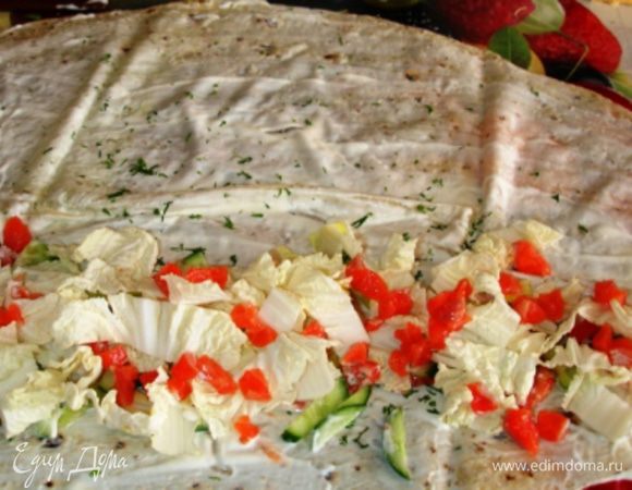 Теперь настал черед рыбы. выкладываем примерно так. Но если кто-то очень ее любит, то можно и больше. ГОРАЗДО больше!!!))))