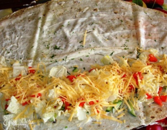 Всю эту красоту посыпаем натертым сыром. В моем случае это "Пошехонский" с "Российским" пополам. 