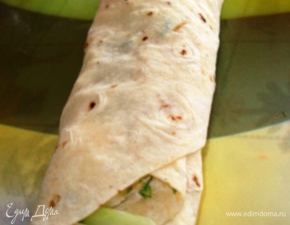 Скручиваем ролл и оставляем на некоторое время полежать, пропитаться и принять форму. У меня фото готового сервированного ролла пока нет. Скажу так - как только наступит время ужина, всю эту красотень останется порезать на кусочки и подать к столу.
Приятного аппетита!