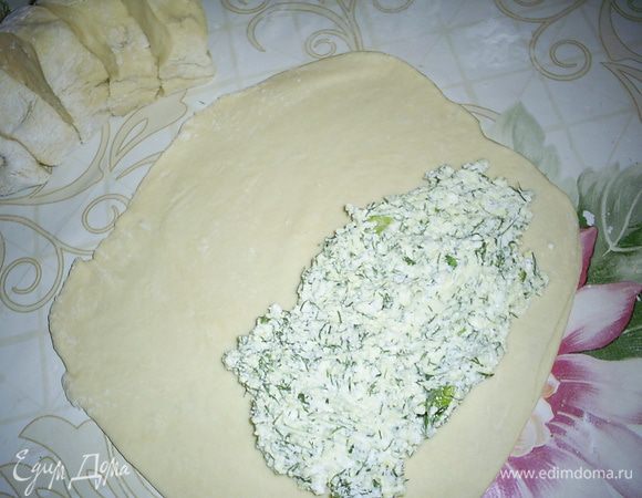 Каждую часть теста раскатываем как можно тоньше, смазываем половину лепешки начинкой. Примерно столовая ложка без горки.