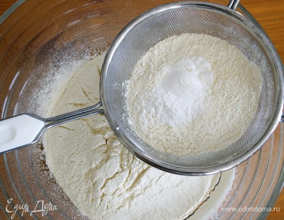 Духовку включить на 190 С. 
Просеять муку, пекарский порошок (разрыхлитель) и соль.