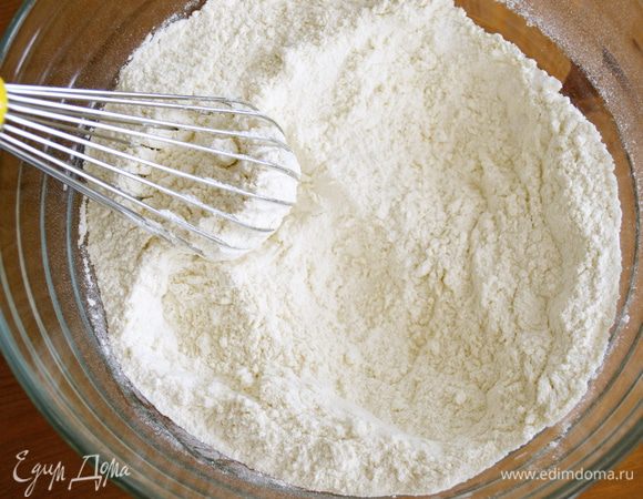 Добавить сахар и перемешать все сухие ингредиенты. 