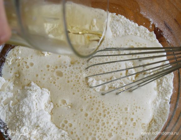 Влить в миску с сухими ингредиентами пиво и как следует перемешать (лучше воспользоваться деревянной ложкой!)