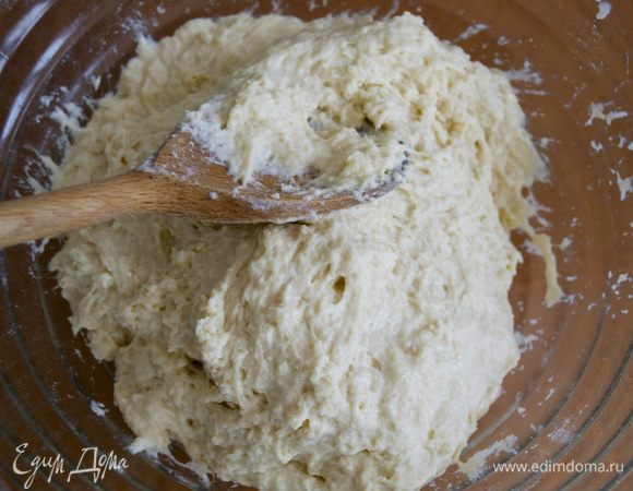 Тесто получится достаточно плотной консистенции...