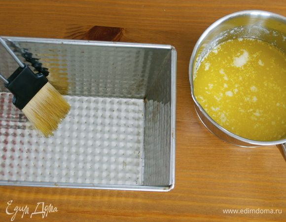 Сливочное масло (лучшего качества!) растопить. Прямоугольную форму для кексов смазать немного растопленным маслом. 