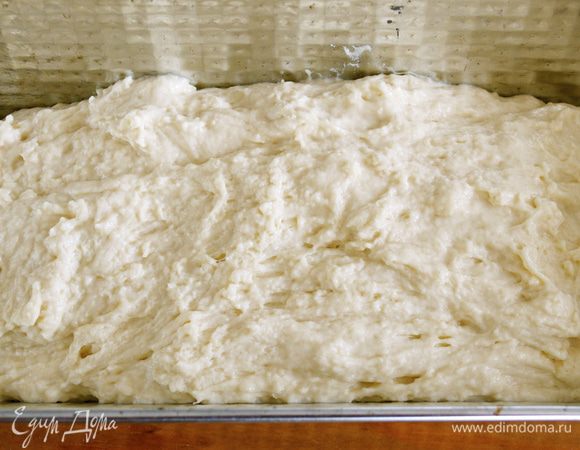 Выложить тесто в форму и разровнять.