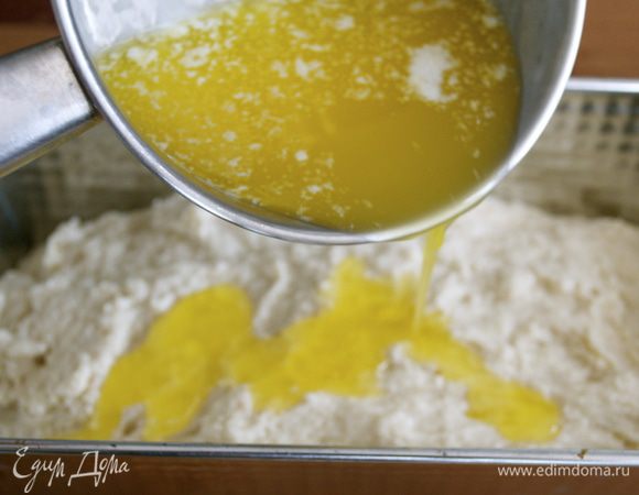 Сверху залить сливочным маслом! (я один раз перепутала и использовала подсоленное сливочное масло! Тоже вкусно получилось!) 