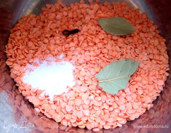 Добавим для варки соль,лаврушку,гвоздичку...