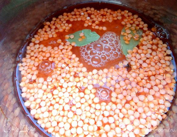 Поставим вариться на средний огонь.