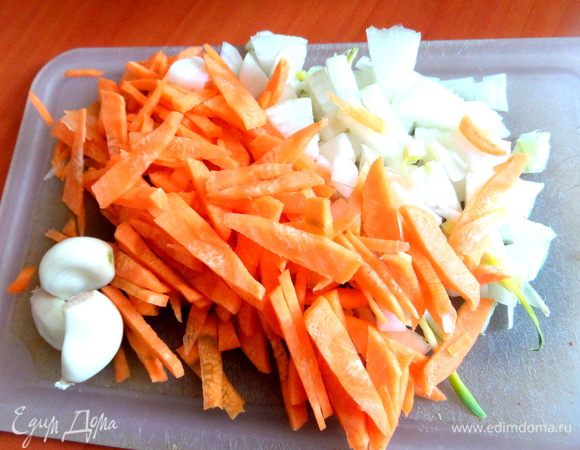 Морковь нарезать соломкой,лук,чеснок на кусочки...