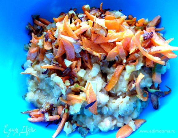 Смешать овощи с отваренной чечевицей.