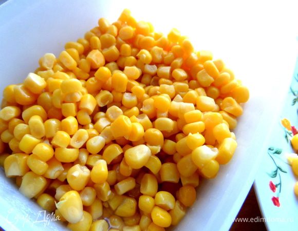 С кукурузы слить рассол.