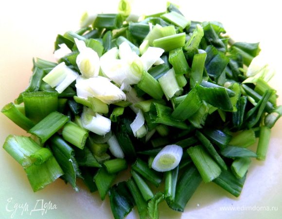 Зелёный лук нарезать.