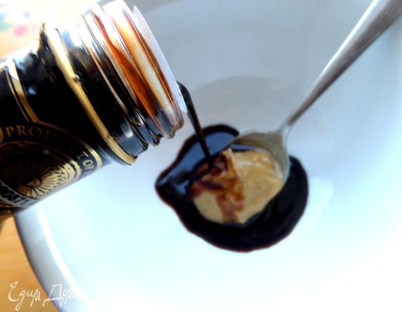 Для заправки в горчицу влить уксус...