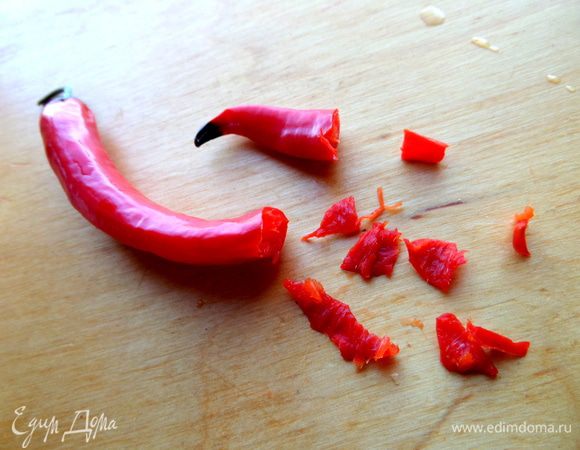 Чили пару см нарезать мелко.