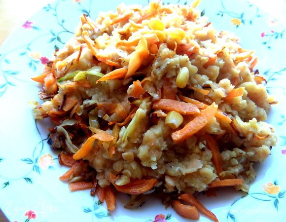 Выложить горкой чечевицу с овощами.