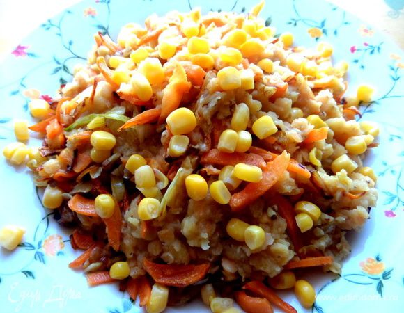 Посыпать кукурузой.