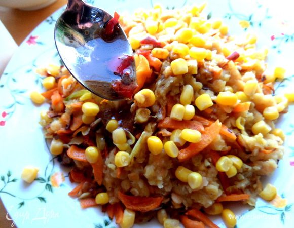 Полить равномерно заправкой.