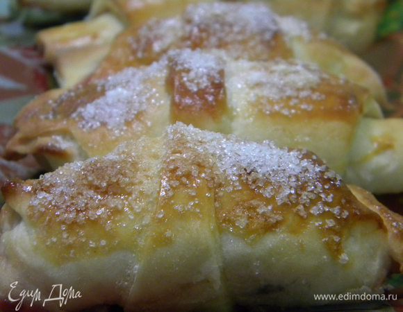 Хорошо вымешав (мин. 10), делим на 4 части, берём и раскатываем, и режим на ровные треугольники, на них кладем 3-4 вишенки (вишни нужно сначала выложить на дуршлаг, чтоб весь сок стек) и скручиваем как круассаны.